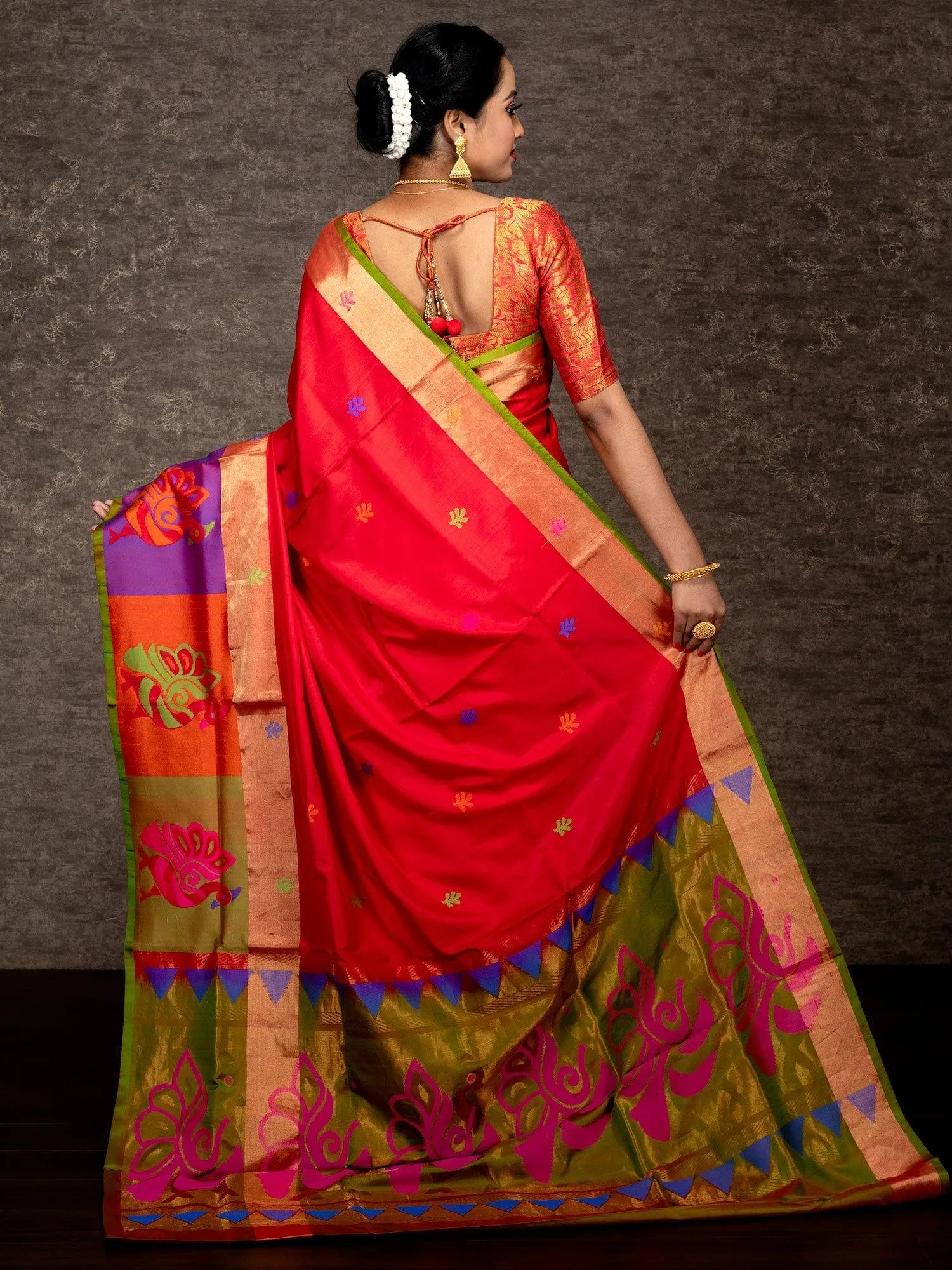 Elegant Peacock Motif Border Kanchipuram Silk Saree